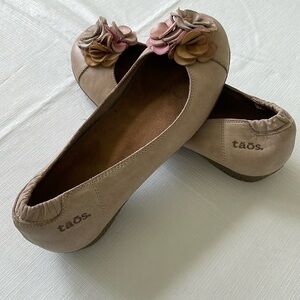 Women’s Leather flats with flower trim. Very minimally worn.